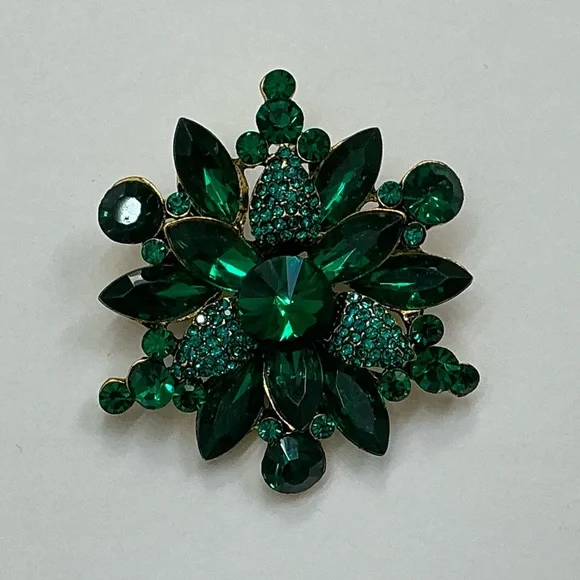 Green Flower/Snowflake Brooch /Pendant - Picture 2 of 6